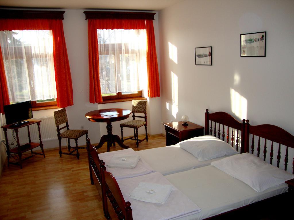 Penzion Aviatik Čáslav Exterior foto