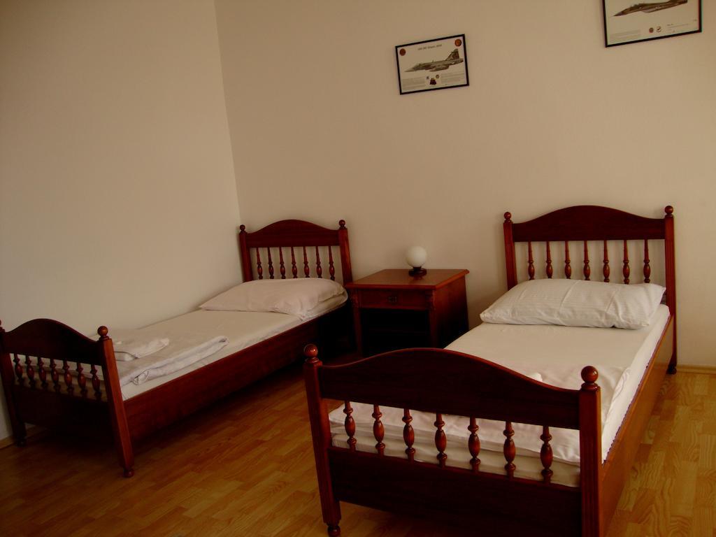 Penzion Aviatik Čáslav Exterior foto