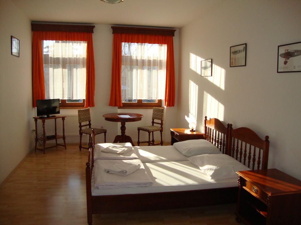 Penzion Aviatik Čáslav Zimmer foto