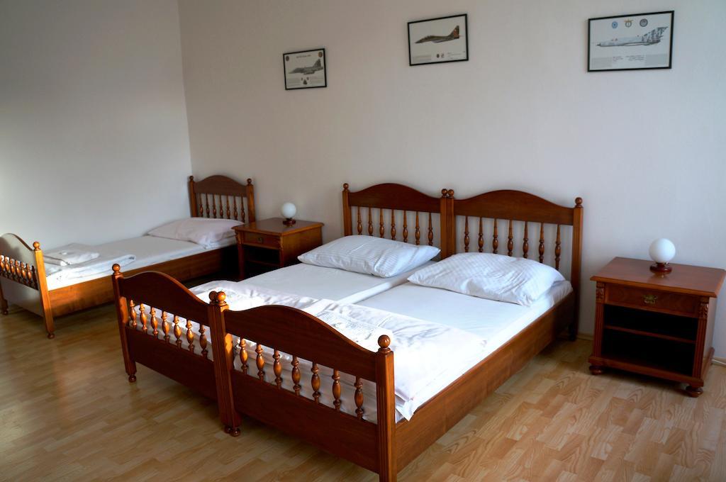 Penzion Aviatik Čáslav Exterior foto